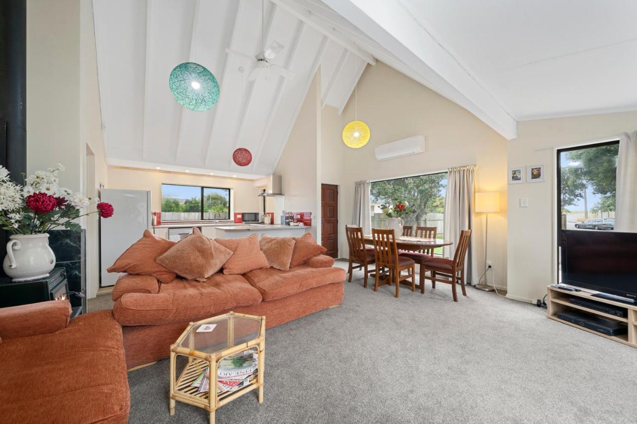Wharerata - Otaki Beach Holiday Home Exterior photo